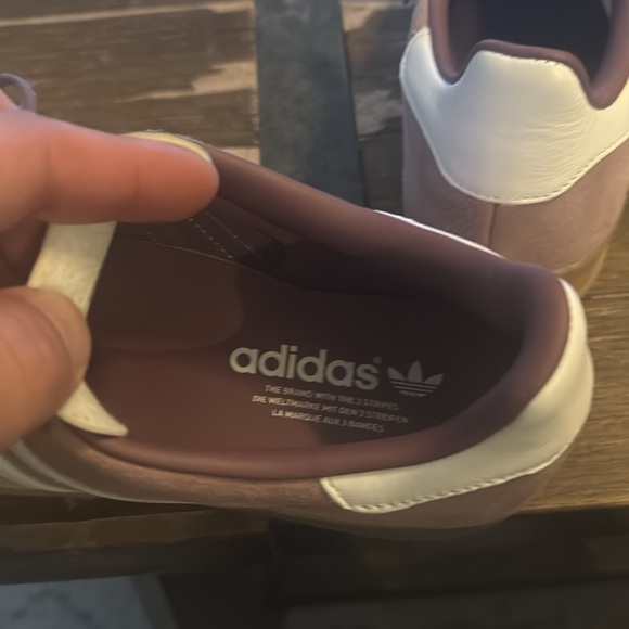 Women’s Adidas Gazelle size 8.5, runs a size larger great new condition - Picture 5 of 6